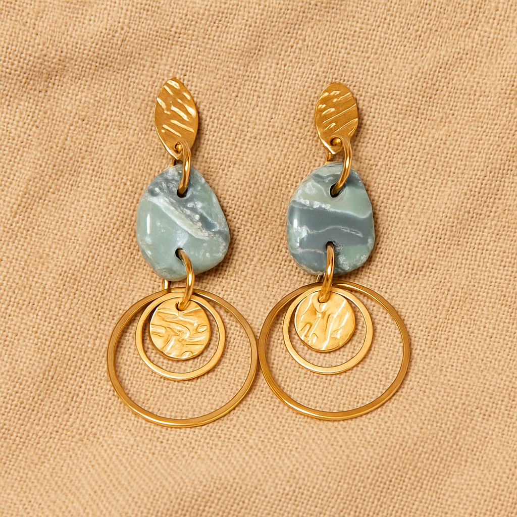 Ohrringe "Verborgene Kraft" grün mit Plättchen in Hammerschlagoptik