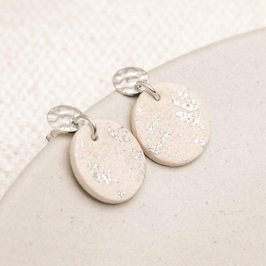 Ohrringe rund beige und silberfarben mit Stecker in Hammerschlag-Optik