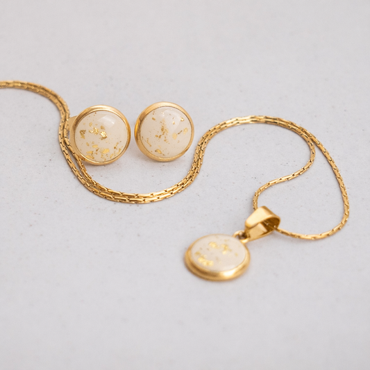 Set aus Kette & Ohrringsteckern - Sand mit goldfarbenen Flakes